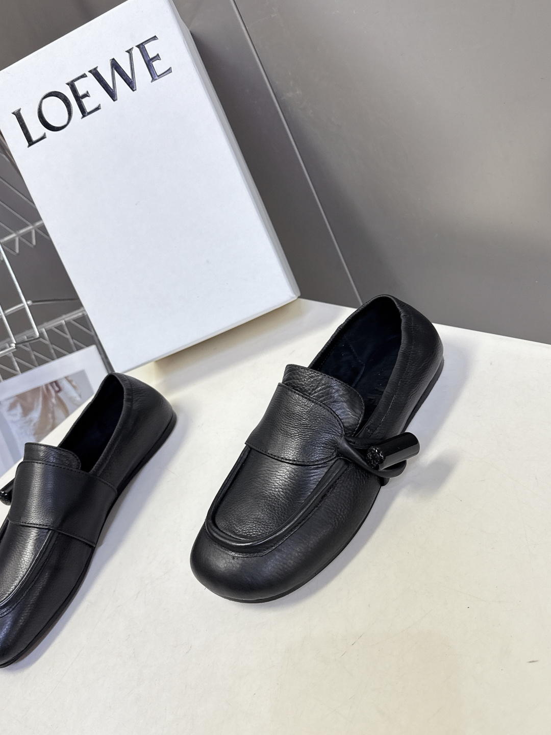 LOEWE罗意威2026春夏最新款平底复古乐福鞋一脚蹬懒人鞋很多明星私服穿搭 简单的设计既复古又简约 皮