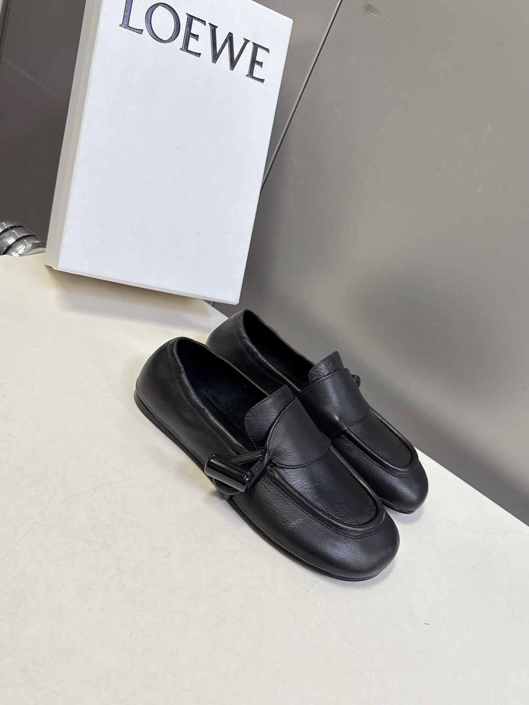 LOEWE罗意威2026春夏最新款平底复古乐福鞋一脚蹬懒人鞋很多明星私服穿搭 简单的设计既复古又简约 皮