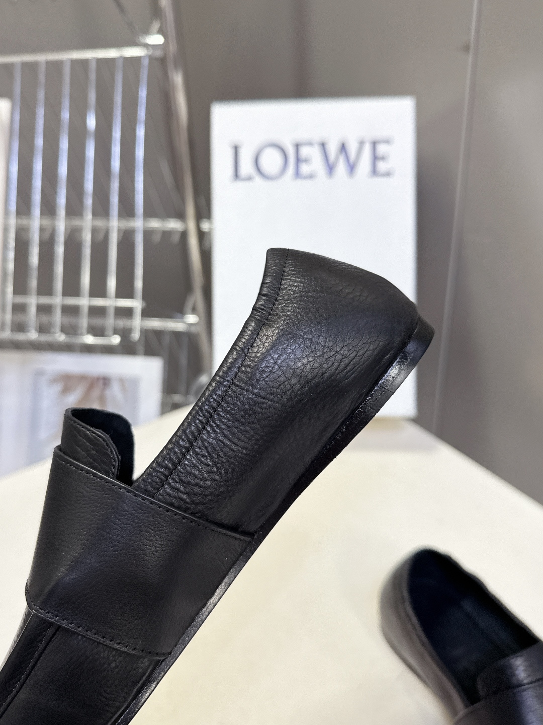 LOEWE罗意威2026春夏最新款平底复古乐福鞋一脚蹬懒人鞋很多明星私服穿搭 简单的设计既复古又简约 皮
