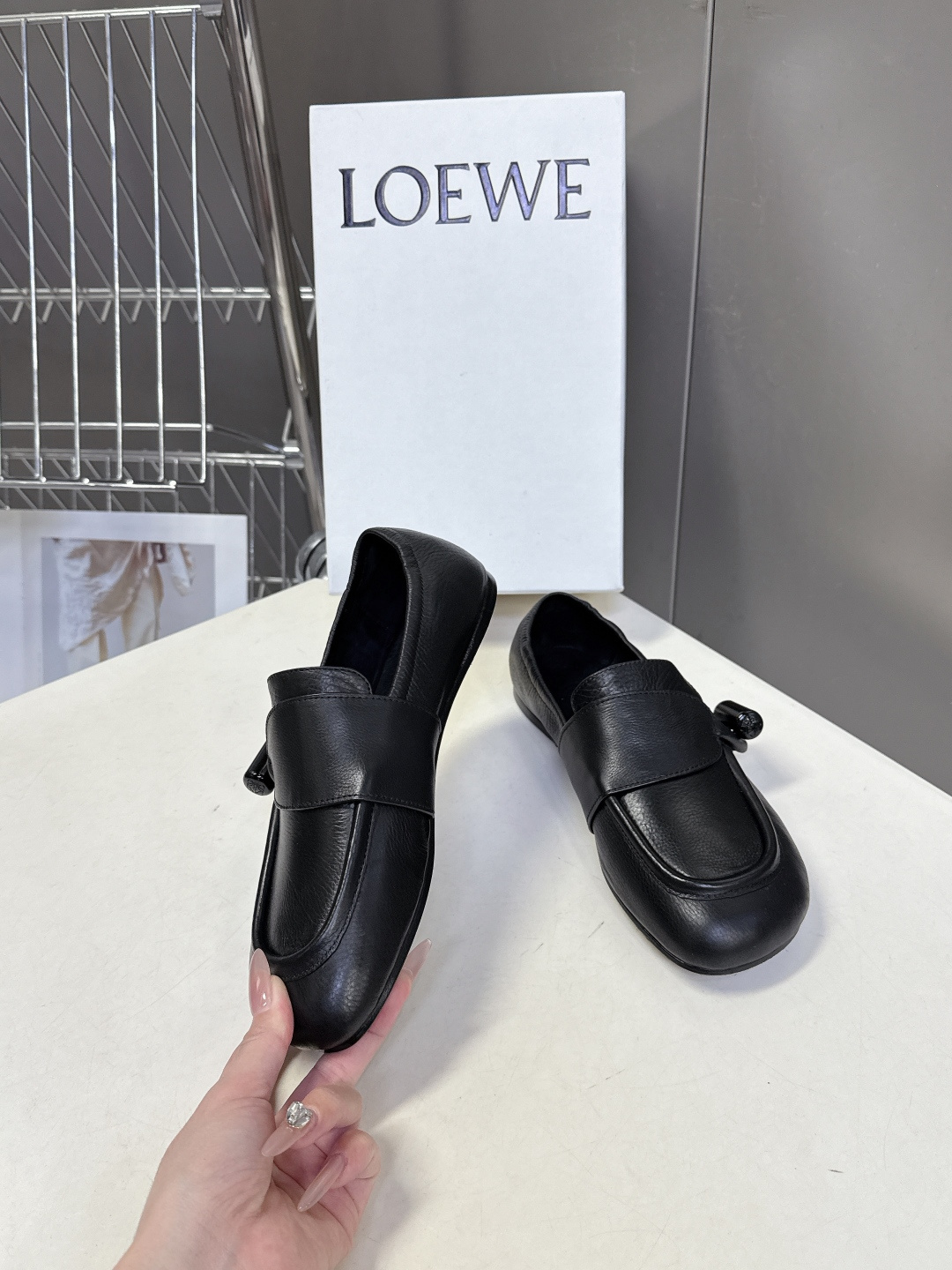 LOEWE罗意威2026春夏最新款平底复古乐福鞋一脚蹬懒人鞋很多明星私服穿搭 简单的设计既复古又简约 皮