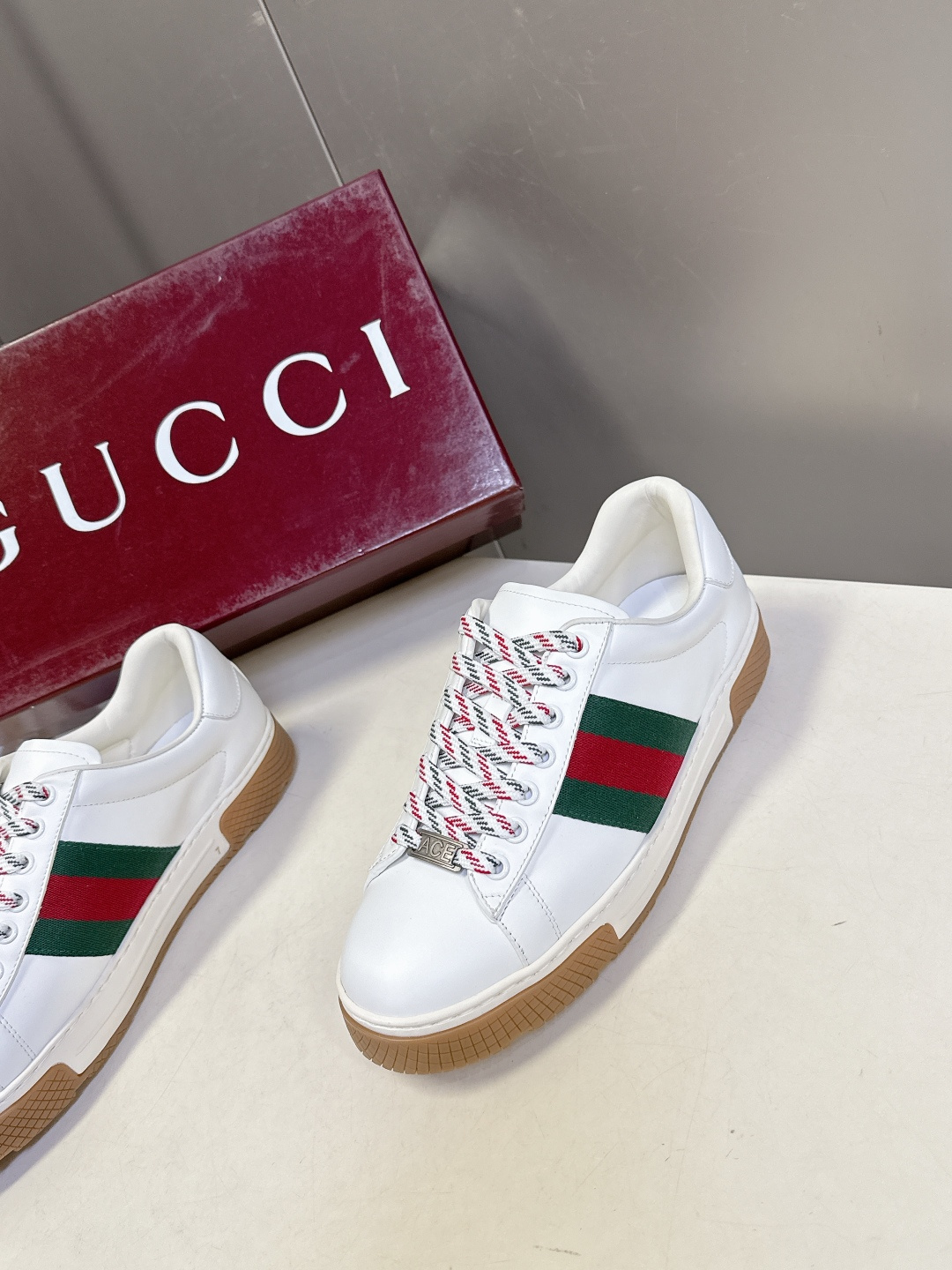 Gucci古驰2026春夏最新款休闲鞋 运动鞋 超多明星网红种草 经典棕色帆布+皮革拼接 侧面红绿条纹超