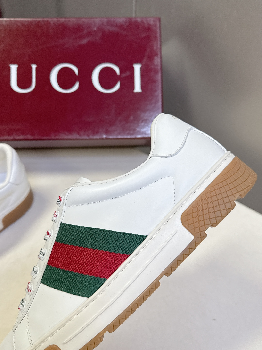 Gucci古驰2026春夏最新款休闲鞋 运动鞋 超多明星网红种草 经典棕色帆布+皮革拼接 侧面红绿条纹超