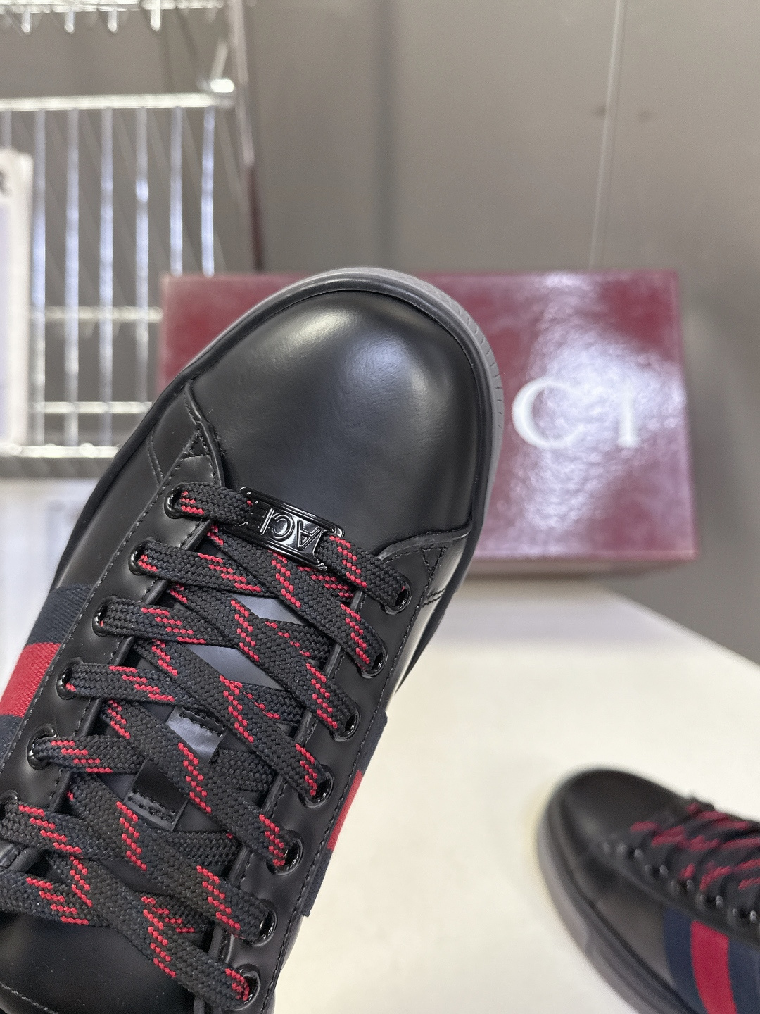 Gucci古驰2026春夏最新款休闲鞋 运动鞋 超多明星网红种草 经典棕色帆布+皮革拼接 侧面红绿条纹超