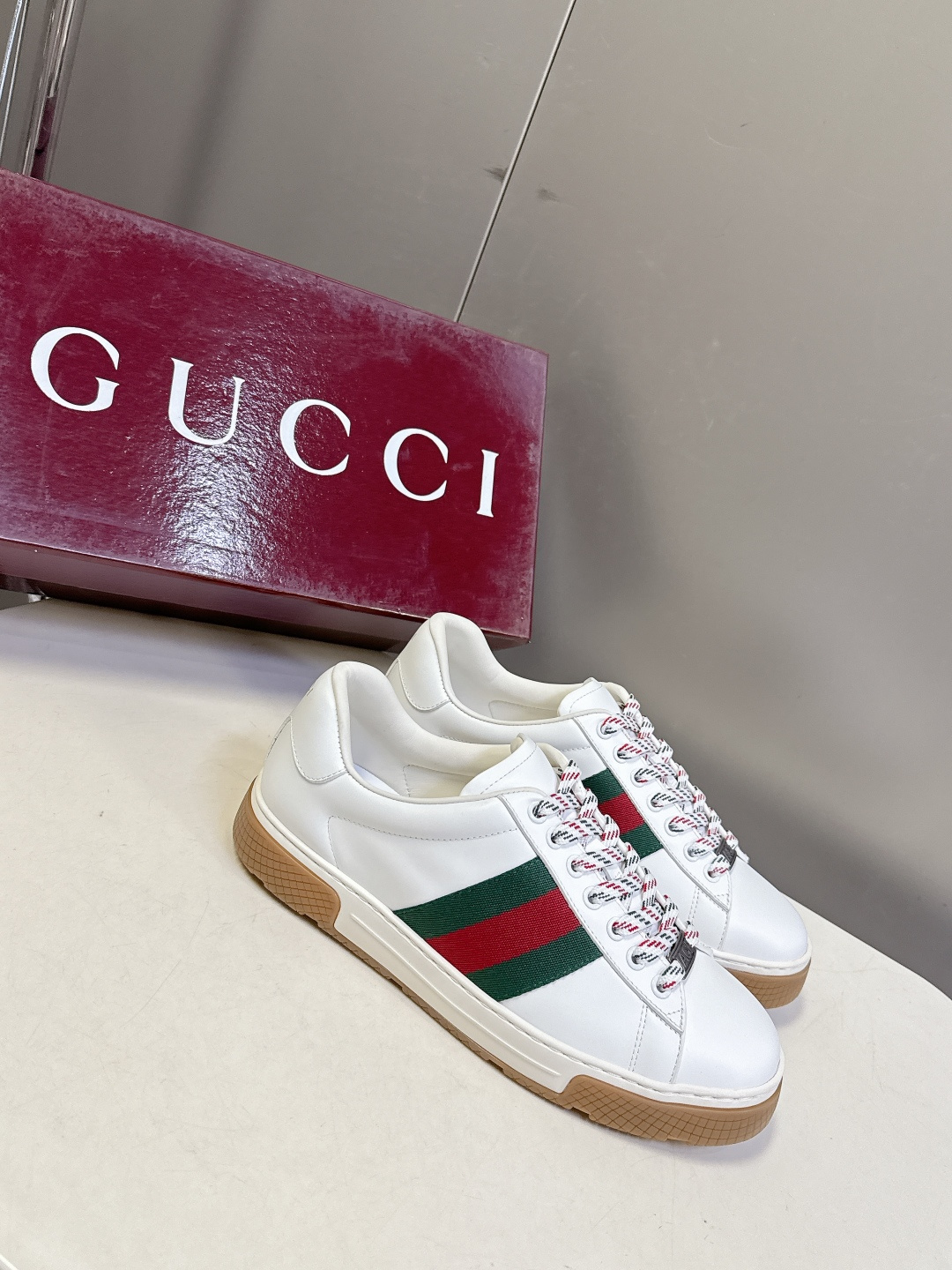 Gucci古驰2026春夏最新款休闲鞋 运动鞋 超多明星网红种草 经典棕色帆布+皮革拼接 侧面红绿条纹超