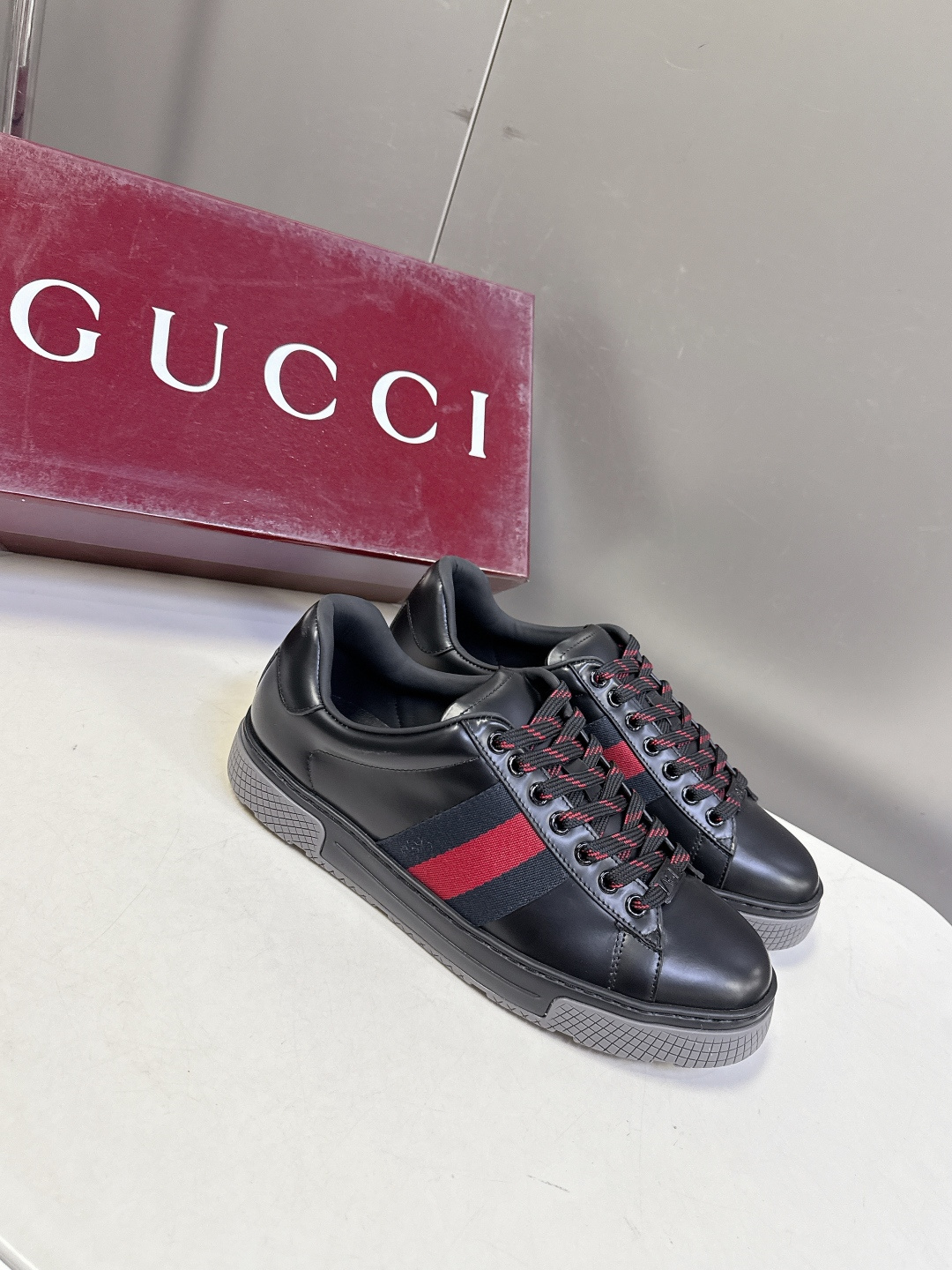 Gucci古驰2026春夏最新款休闲鞋 运动鞋 超多明星网红种草 经典棕色帆布+皮革拼接 侧面红绿条纹超