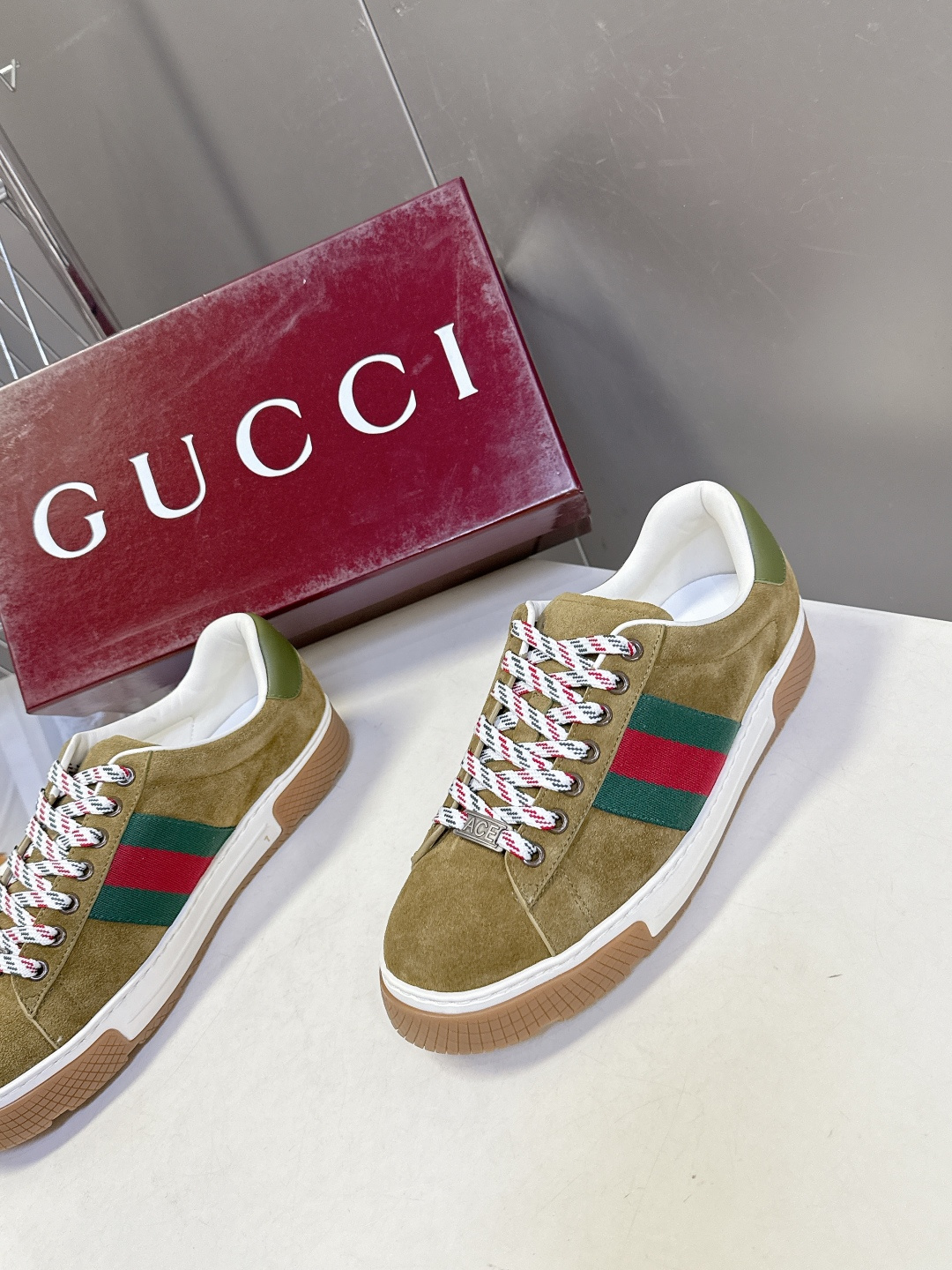 Gucci古驰2026春夏最新款休闲鞋 运动鞋 超多明星网红种草 经典棕色帆布+皮革拼接 侧面红绿条纹超