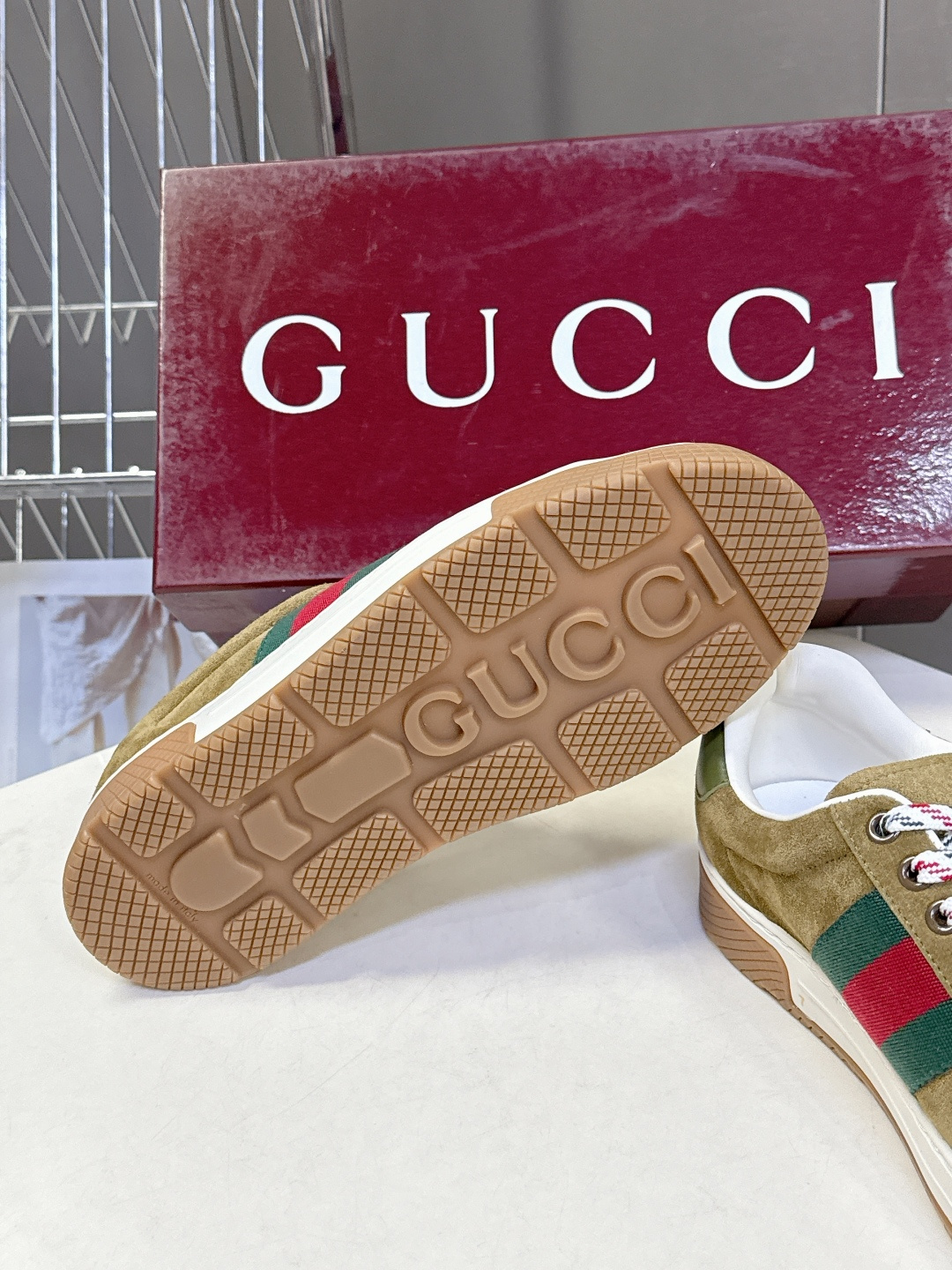 Gucci古驰2026春夏最新款休闲鞋 运动鞋 超多明星网红种草 经典棕色帆布+皮革拼接 侧面红绿条纹超