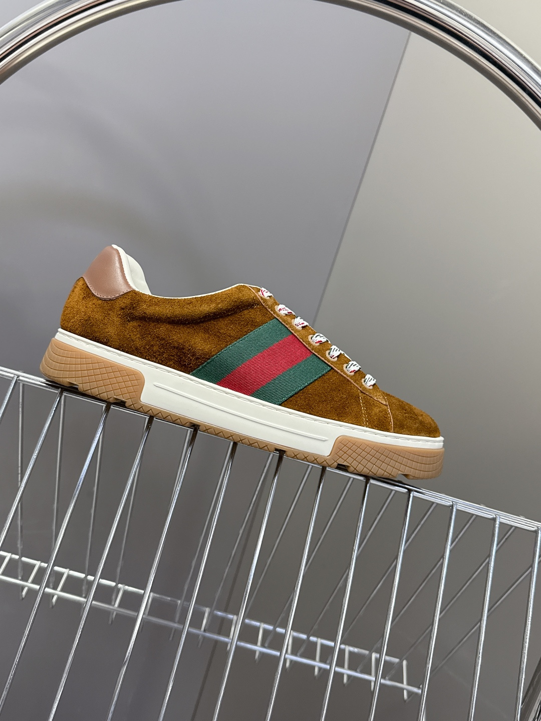 Gucci古驰2026春夏最新款休闲鞋 运动鞋 超多明星网红种草 经典棕色帆布+皮革拼接 侧面红绿条纹超