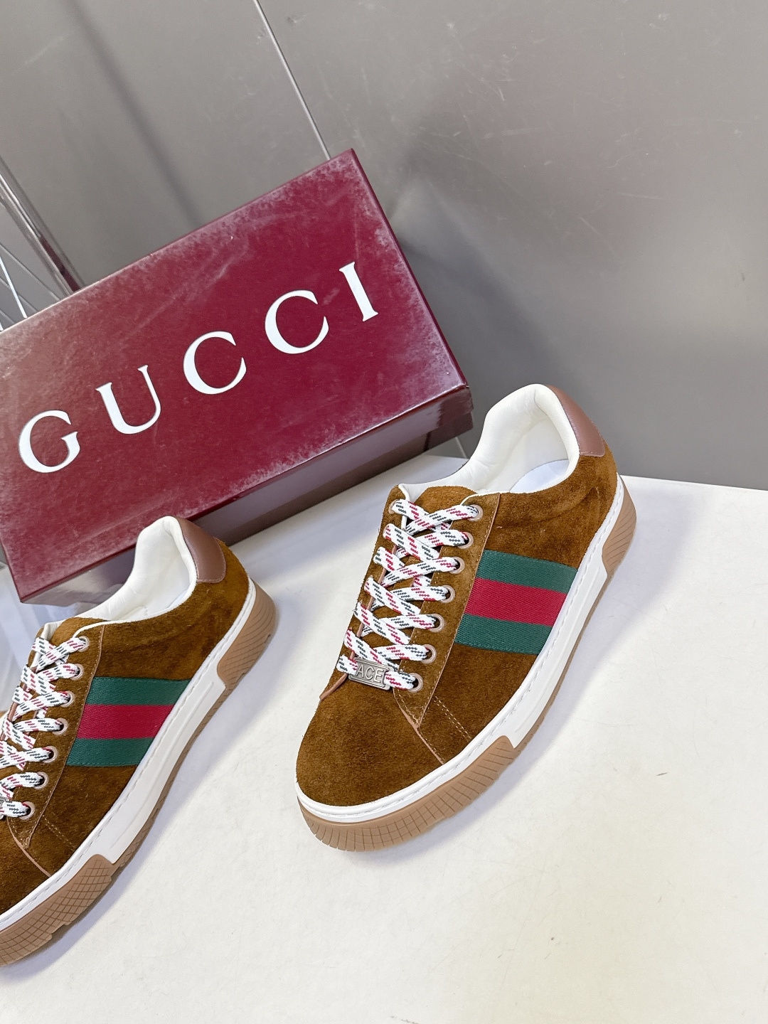 Gucci古驰2026春夏最新款休闲鞋 运动鞋 超多明星网红种草 经典棕色帆布+皮革拼接 侧面红绿条纹超