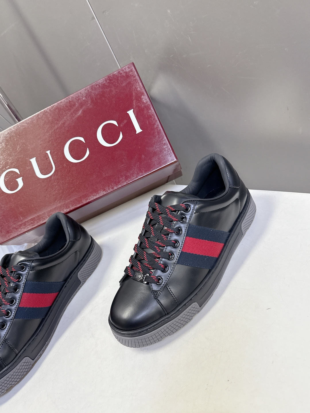 Gucci古驰2026春夏最新款休闲鞋 运动鞋 超多明星网红种草 经典棕色帆布+皮革拼接 侧面红绿条纹超