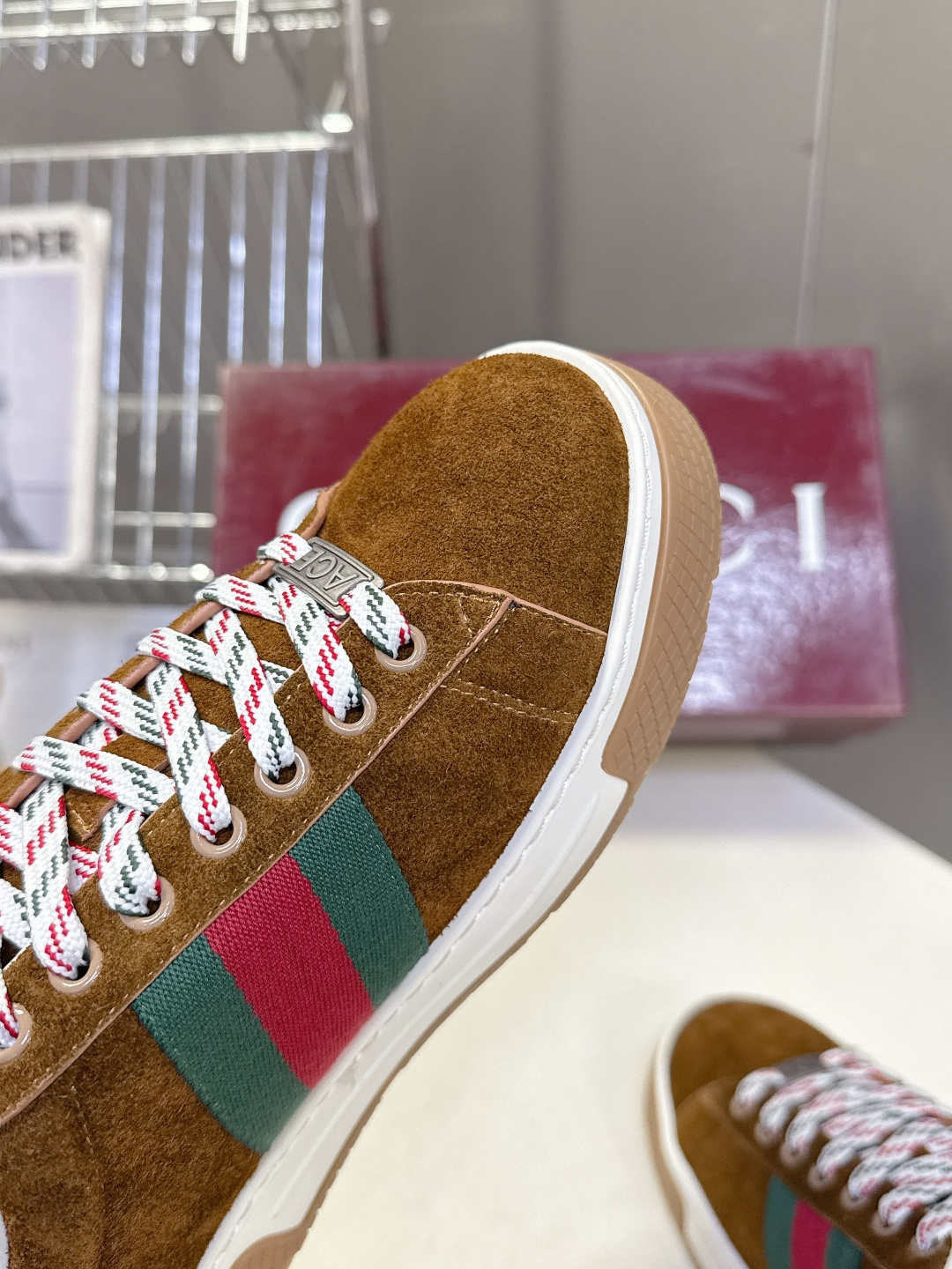 Gucci古驰2026春夏最新款休闲鞋 运动鞋 超多明星网红种草 经典棕色帆布+皮革拼接 侧面红绿条纹超