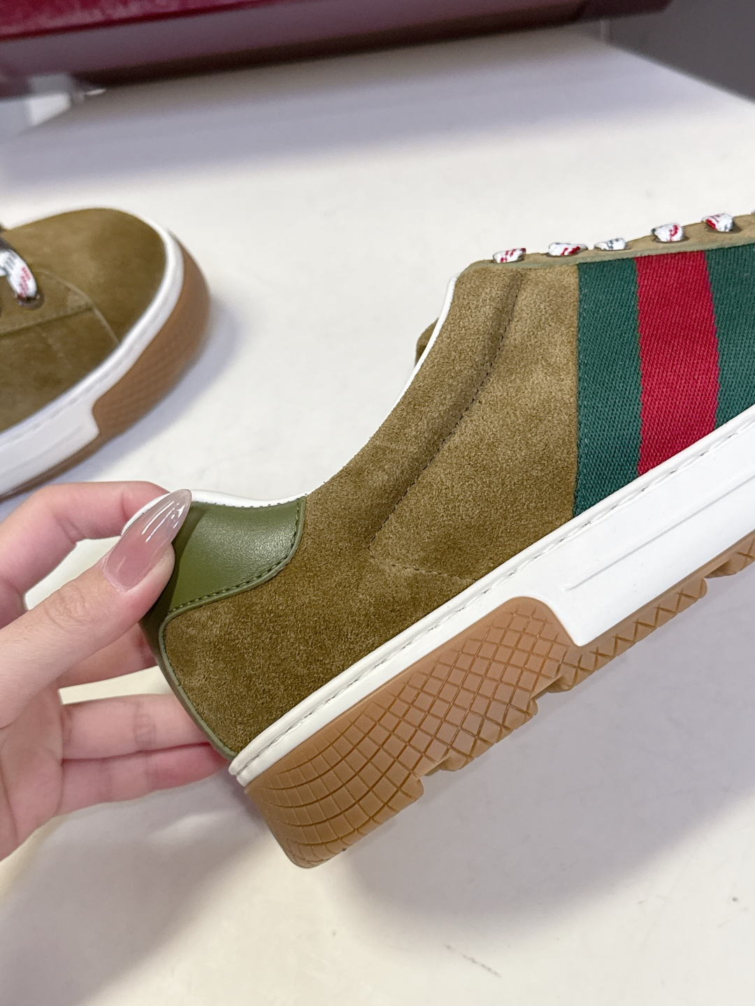 Gucci古驰2026春夏最新款休闲鞋 运动鞋 超多明星网红种草 经典棕色帆布+皮革拼接 侧面红绿条纹超