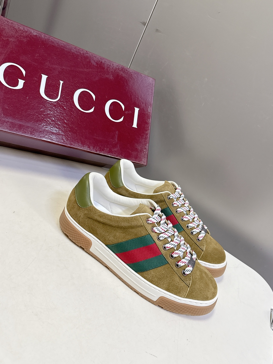 Gucci古驰2026春夏最新款休闲鞋 运动鞋 超多明星网红种草 经典棕色帆布+皮革拼接 侧面红绿条纹超