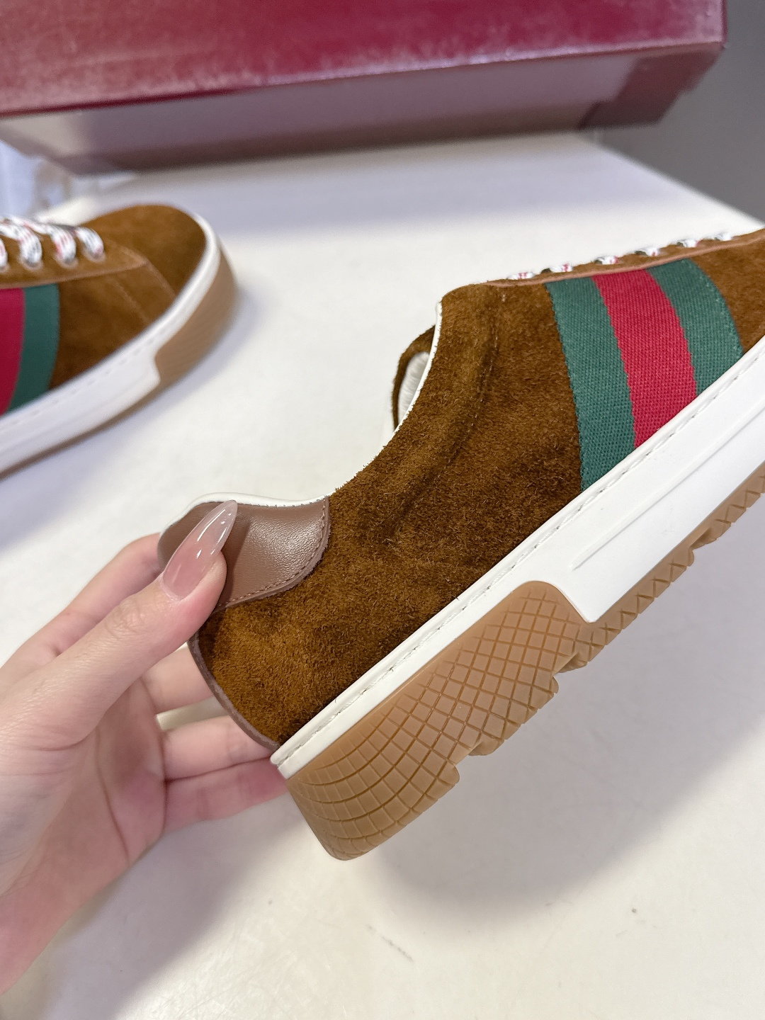 Gucci古驰2026春夏最新款休闲鞋 运动鞋 超多明星网红种草 经典棕色帆布+皮革拼接 侧面红绿条纹超