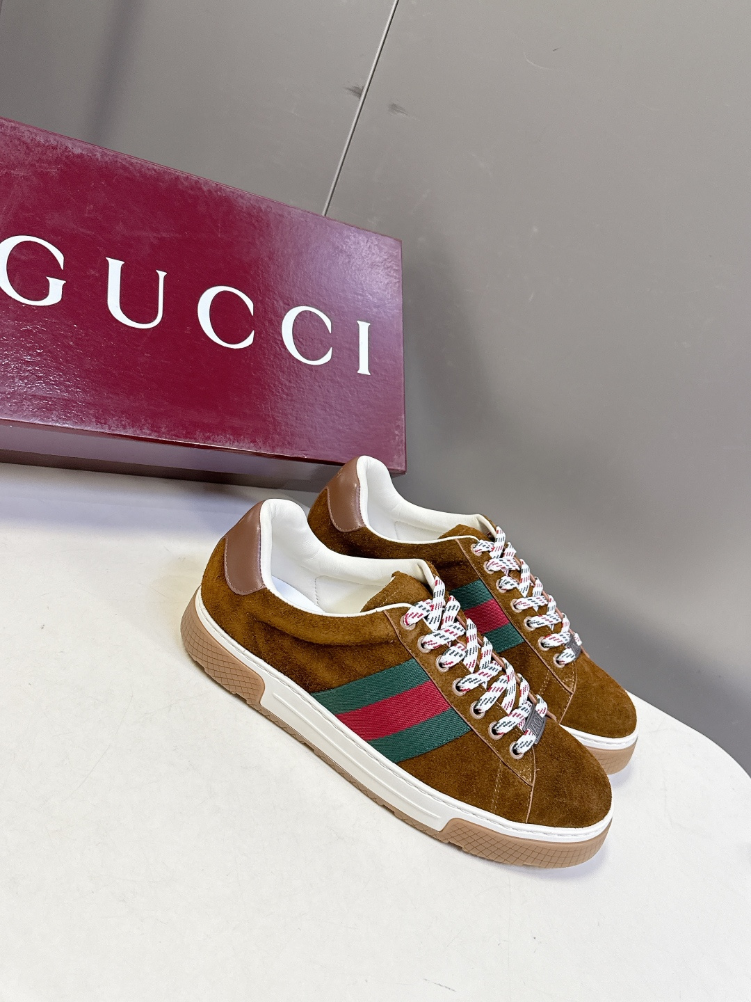 Gucci古驰2026春夏最新款休闲鞋 运动鞋 超多明星网红种草 经典棕色帆布+皮革拼接 侧面红绿条纹超