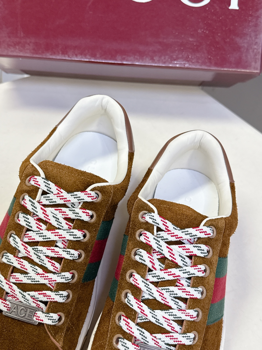 Gucci古驰2026春夏最新款休闲鞋 运动鞋 超多明星网红种草 经典棕色帆布+皮革拼接 侧面红绿条纹超