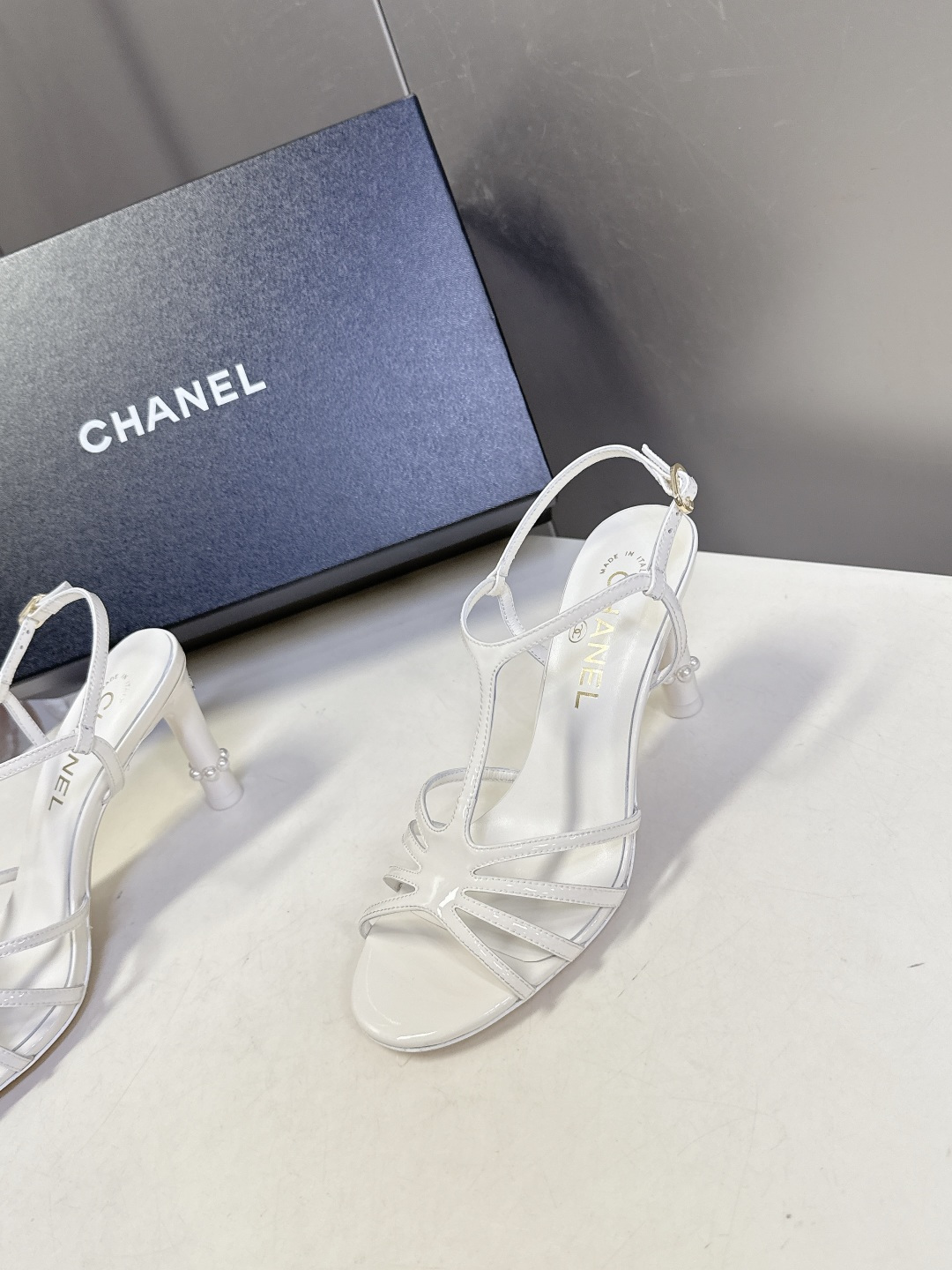 香奈儿CHANEL2026春夏最新款高跟凉鞋 超多网红时尚博主种草 高级感舒适，配女神们的半身裙，不规则