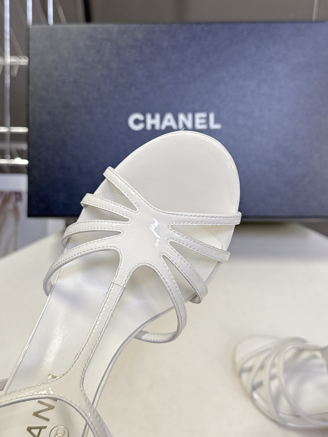 香奈儿CHANEL2026春夏最新款高跟凉鞋 超多网红时尚博主种草 高级感舒适，配女神们的半身裙，不规则