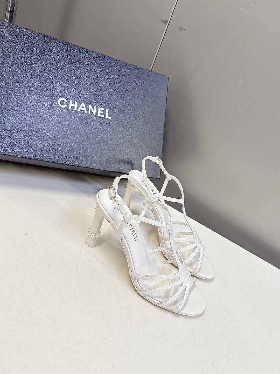 香奈儿CHANEL2026春夏最新款高跟凉鞋 超多网红时尚博主种草 高级感舒适，配女神们的半身裙，不规则