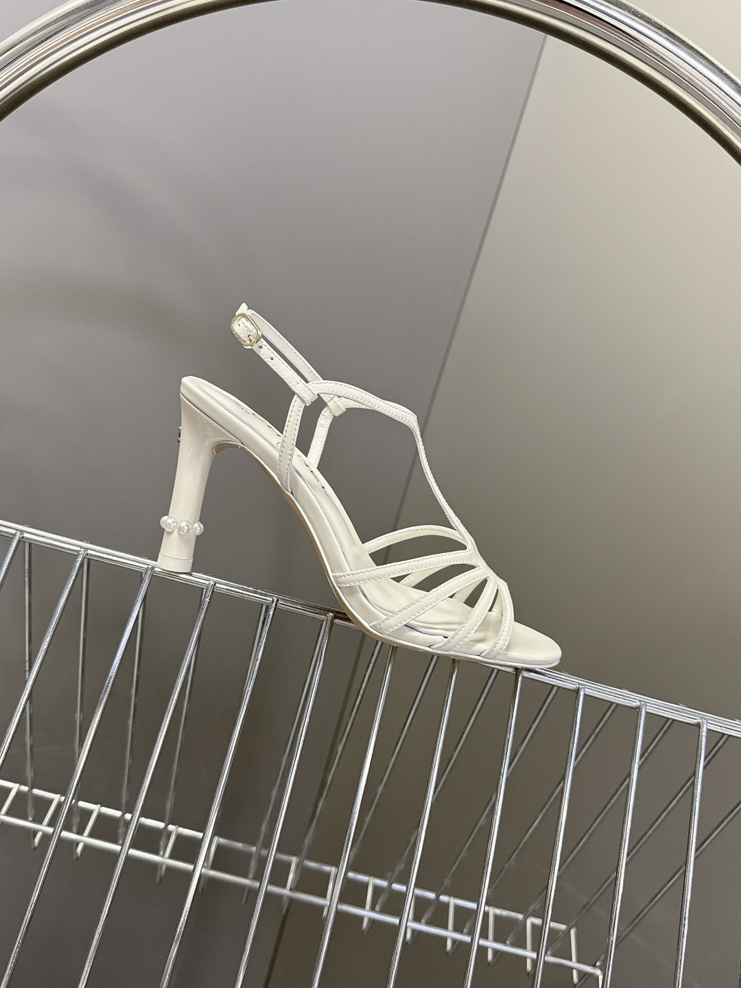 香奈儿CHANEL2026春夏最新款高跟凉鞋 超多网红时尚博主种草 高级感舒适，配女神们的半身裙，不规则