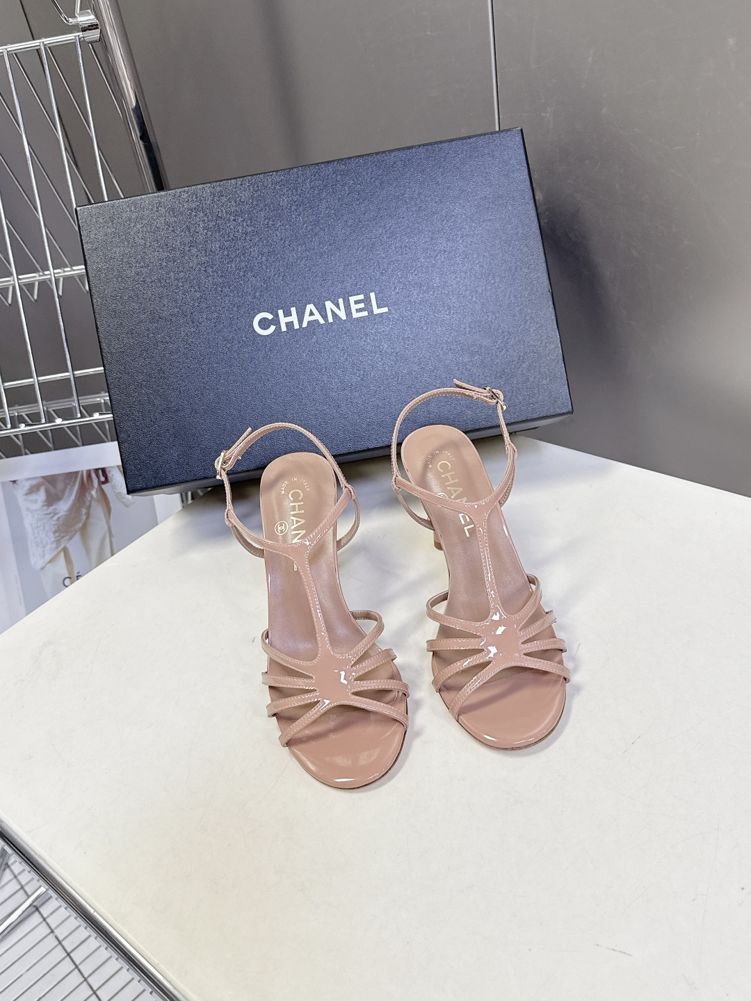 香奈儿CHANEL2026春夏最新款高跟凉鞋 超多网红时尚博主种草 高级感舒适，配女神们的半身裙，不规则