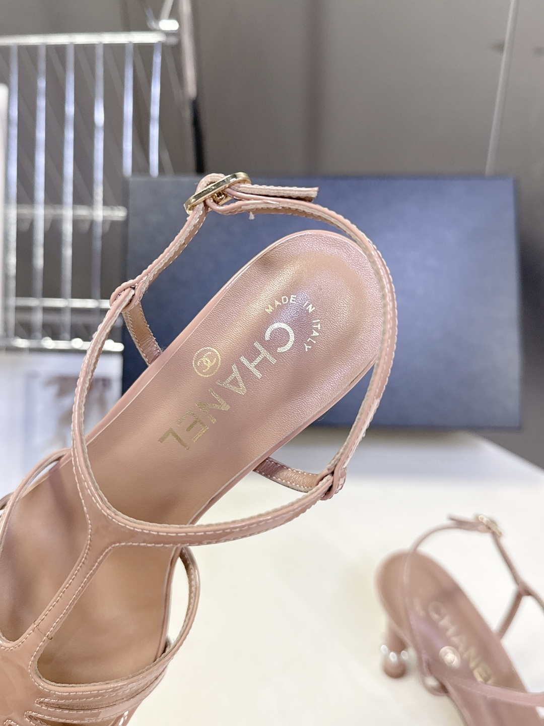 香奈儿CHANEL2026春夏最新款高跟凉鞋 超多网红时尚博主种草 高级感舒适，配女神们的半身裙，不规则