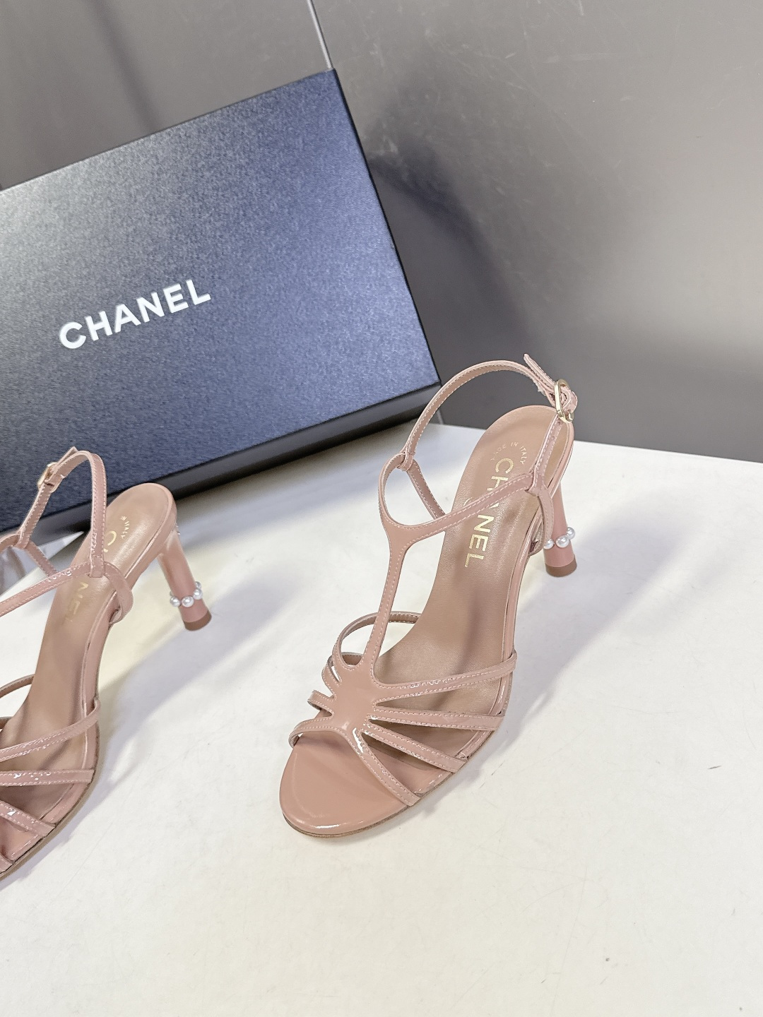 香奈儿CHANEL2026春夏最新款高跟凉鞋 超多网红时尚博主种草 高级感舒适，配女神们的半身裙，不规则