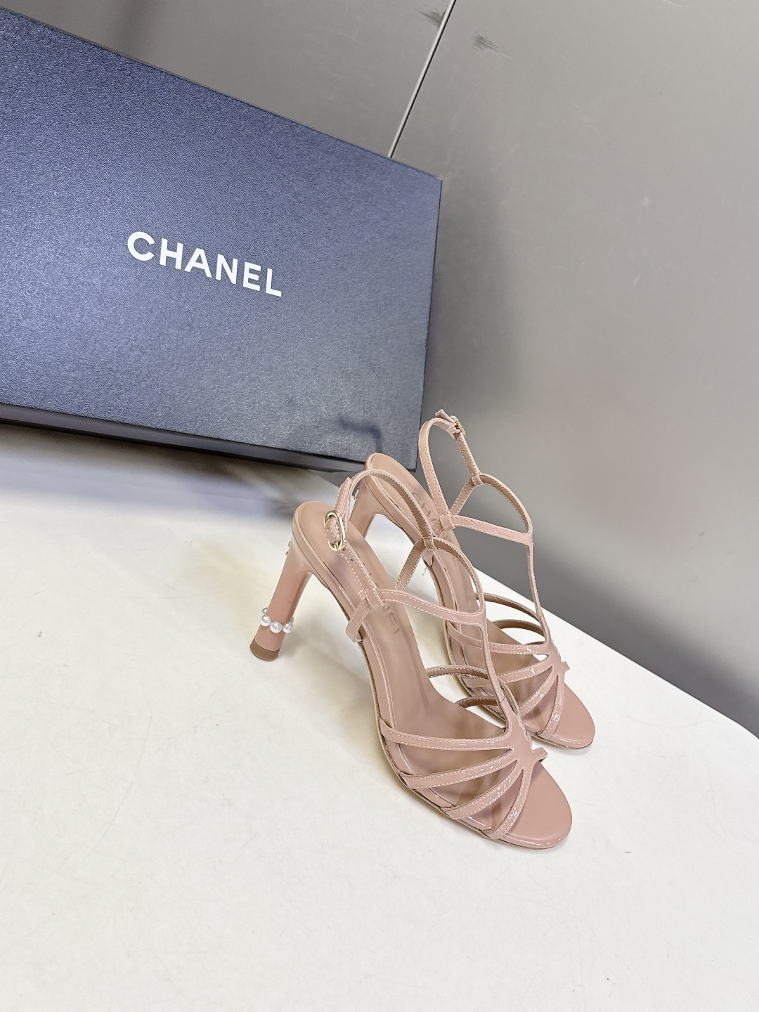 香奈儿CHANEL2026春夏最新款高跟凉鞋 超多网红时尚博主种草 高级感舒适，配女神们的半身裙，不规则