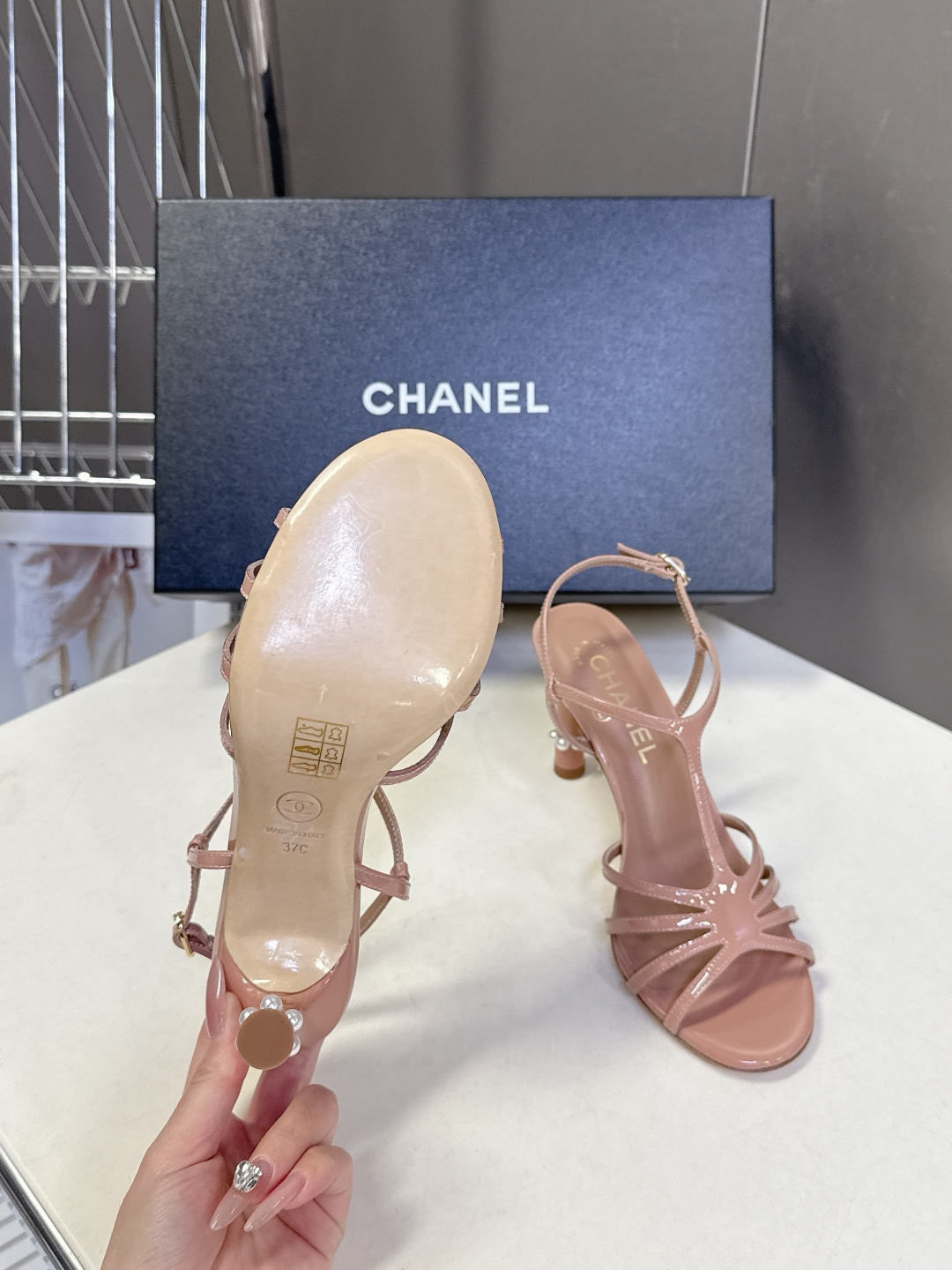 香奈儿CHANEL2026春夏最新款高跟凉鞋 超多网红时尚博主种草 高级感舒适，配女神们的半身裙，不规则