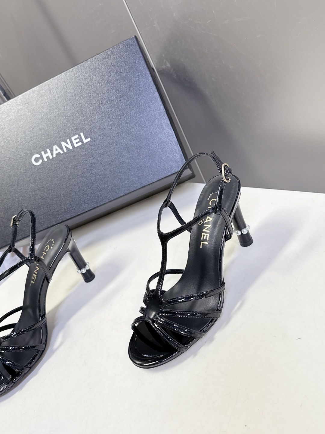 香奈儿CHANEL2026春夏最新款高跟凉鞋 超多网红时尚博主种草 高级感舒适，配女神们的半身裙，不规则