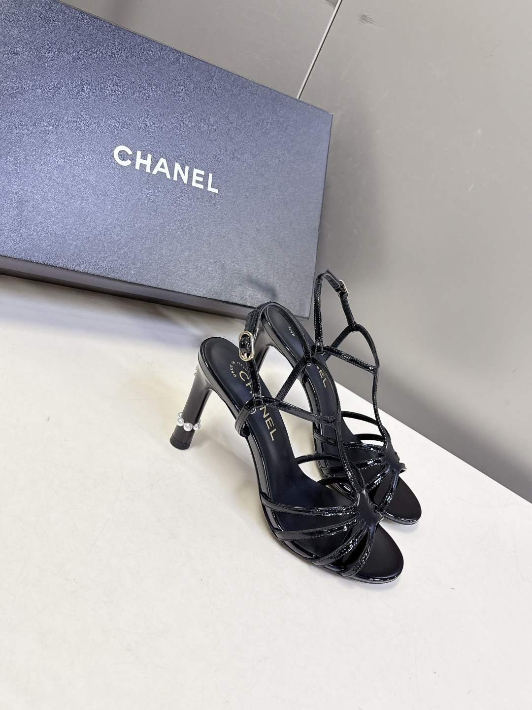 香奈儿CHANEL2026春夏最新款高跟凉鞋 超多网红时尚博主种草 高级感舒适，配女神们的半身裙，不规则