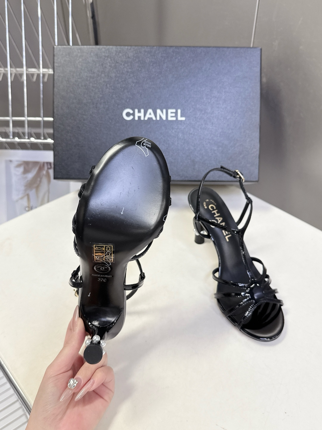 香奈儿CHANEL2026春夏最新款高跟凉鞋 超多网红时尚博主种草 高级感舒适，配女神们的半身裙，不规则