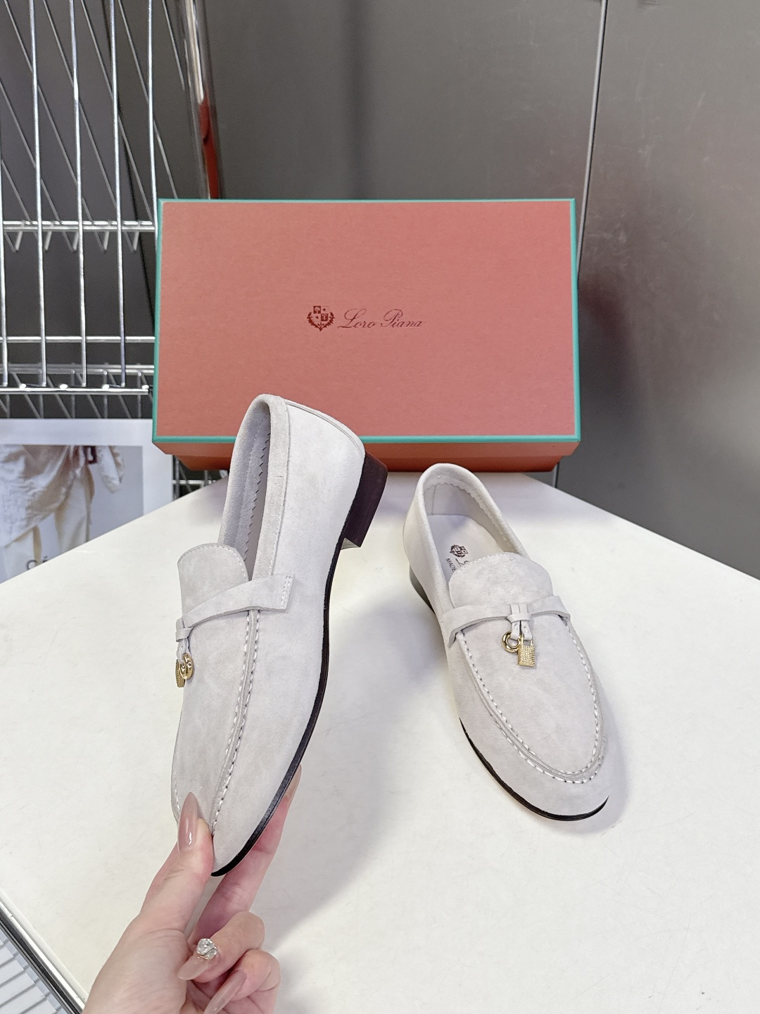 男款+10 Loropiana经典情侣款高丝光乐福皮鞋LP一直是以好穿舒适为主的设计风格 这几年老钱风穿