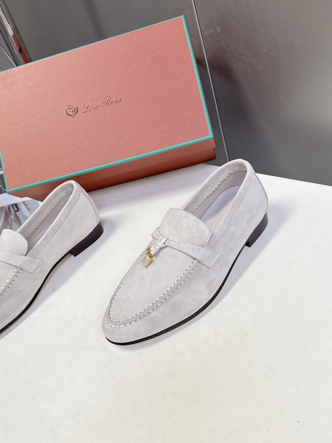 男款+10 Loropiana经典情侣款高丝光乐福皮鞋LP一直是以好穿舒适为主的设计风格 这几年老钱风穿