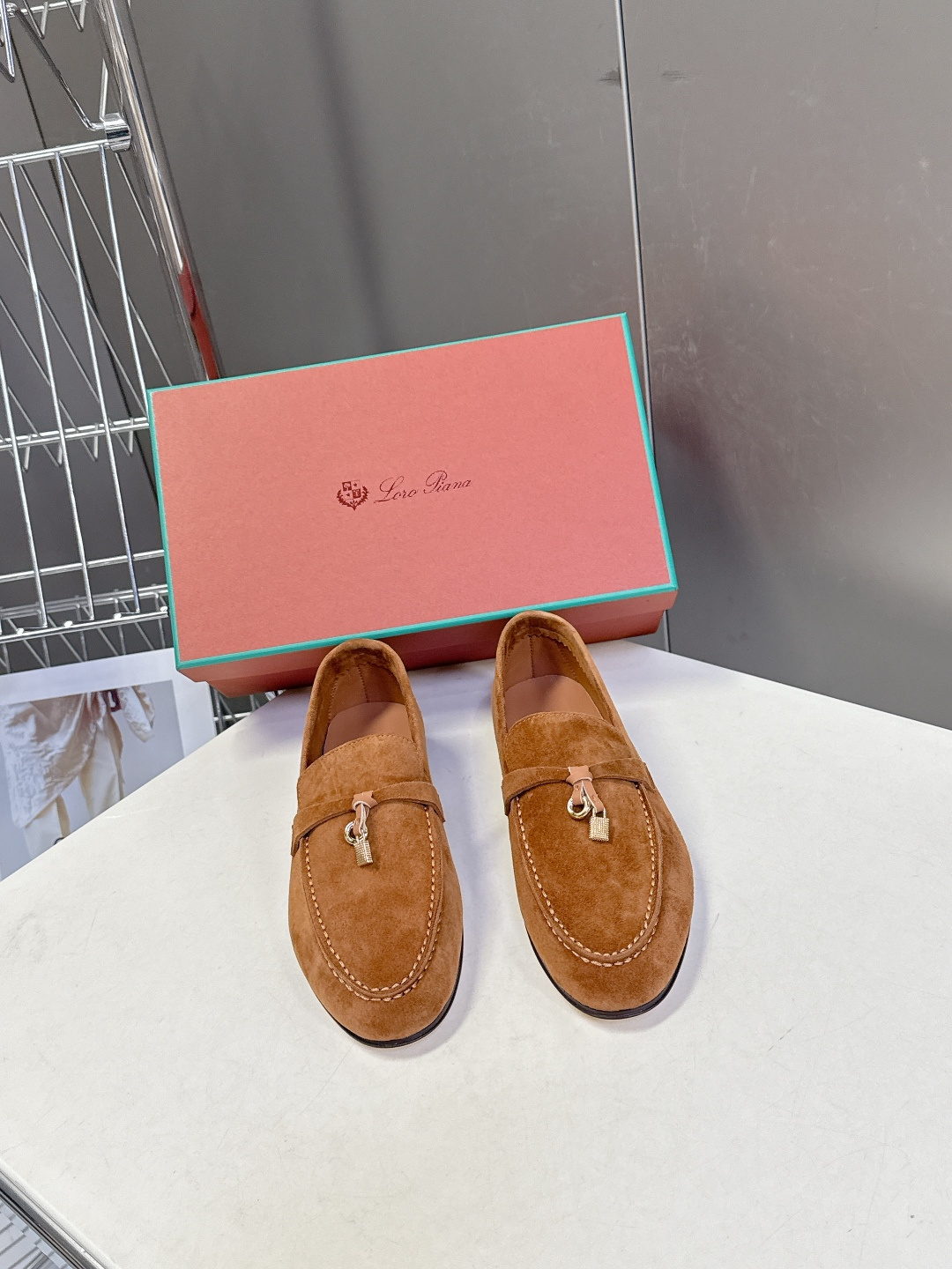 男款+10 Loropiana经典情侣款高丝光乐福皮鞋LP一直是以好穿舒适为主的设计风格 这几年老钱风穿