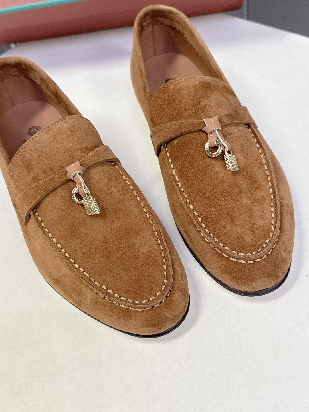 男款+10 Loropiana经典情侣款高丝光乐福皮鞋LP一直是以好穿舒适为主的设计风格 这几年老钱风穿