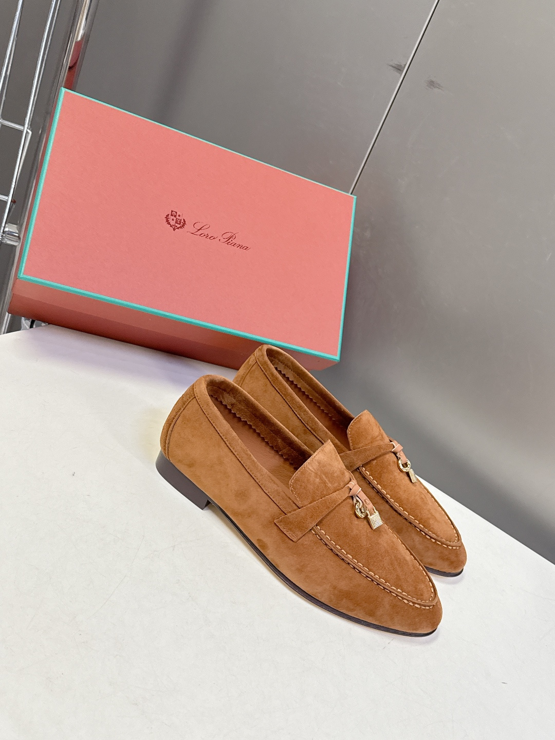 男款+10 Loropiana经典情侣款高丝光乐福皮鞋LP一直是以好穿舒适为主的设计风格 这几年老钱风穿