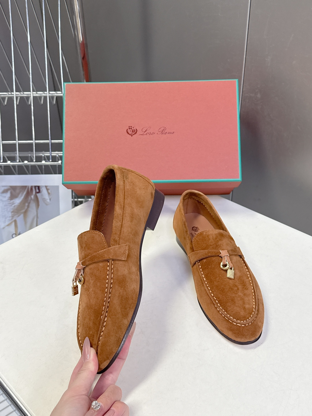 男款+10 Loropiana经典情侣款高丝光乐福皮鞋LP一直是以好穿舒适为主的设计风格 这几年老钱风穿