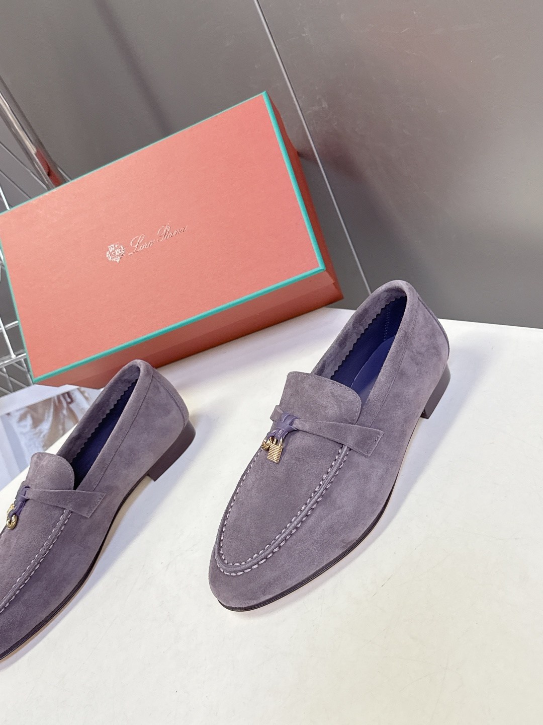 男款+10 Loropiana经典情侣款高丝光乐福皮鞋LP一直是以好穿舒适为主的设计风格 这几年老钱风穿