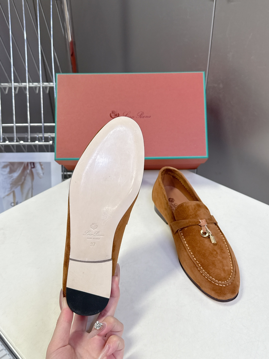 男款+10 Loropiana经典情侣款高丝光乐福皮鞋LP一直是以好穿舒适为主的设计风格 这几年老钱风穿