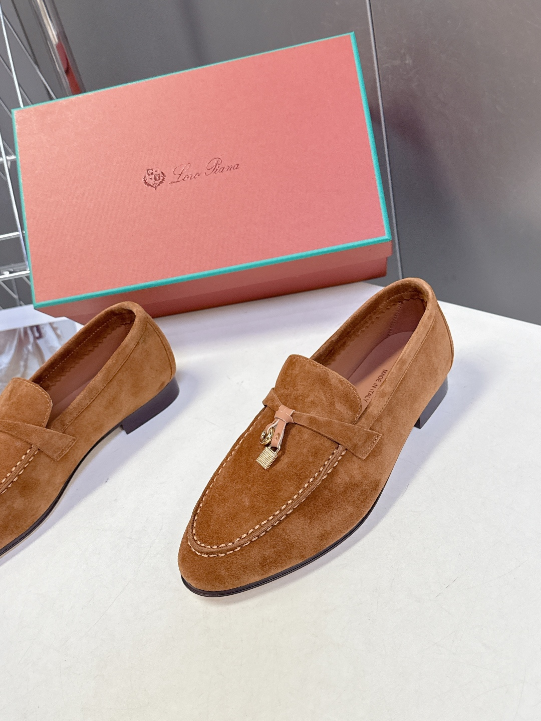 男款+10 Loropiana经典情侣款高丝光乐福皮鞋LP一直是以好穿舒适为主的设计风格 这几年老钱风穿