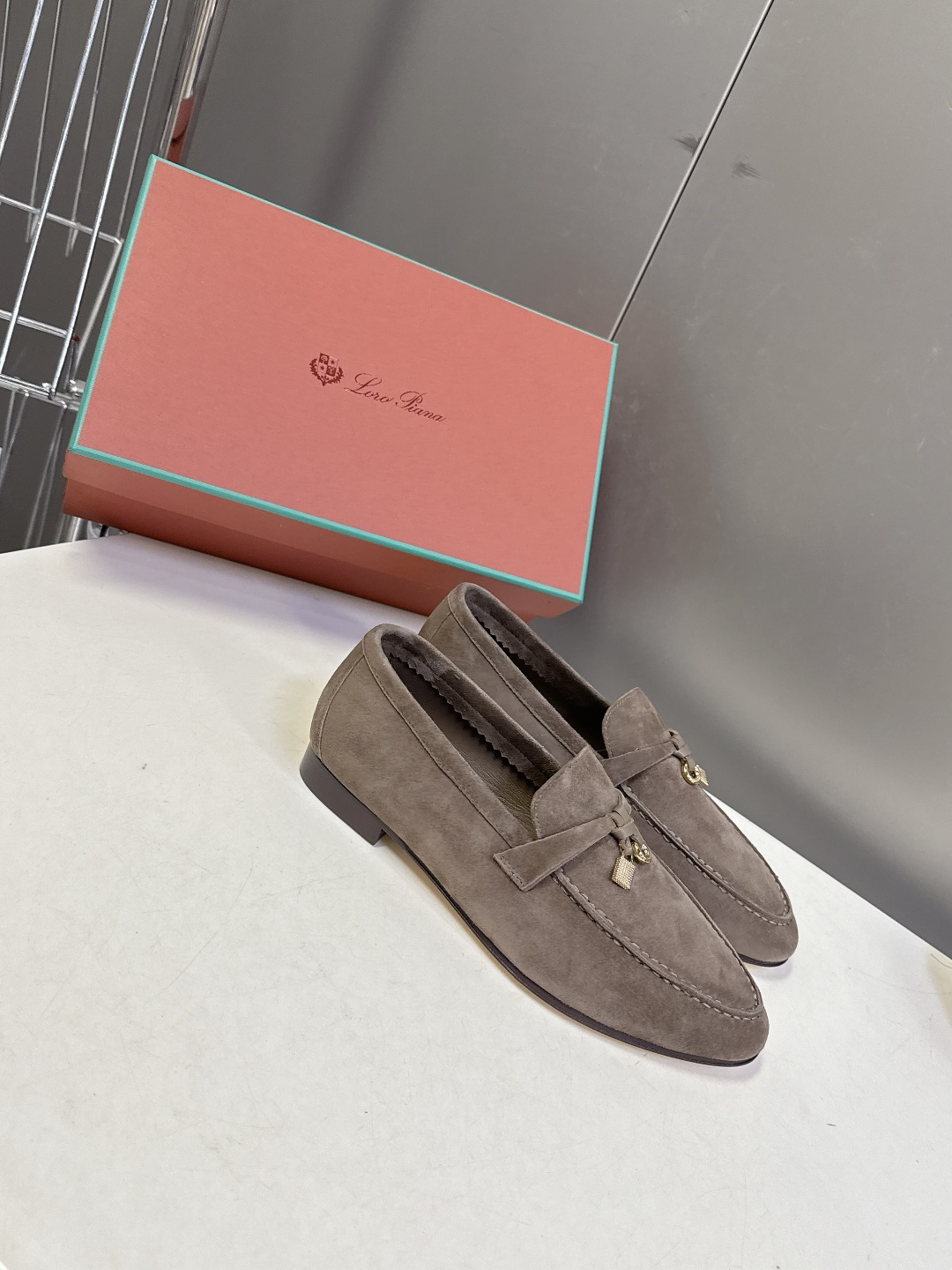 男款+10 Loropiana经典情侣款高丝光乐福皮鞋LP一直是以好穿舒适为主的设计风格 这几年老钱风穿