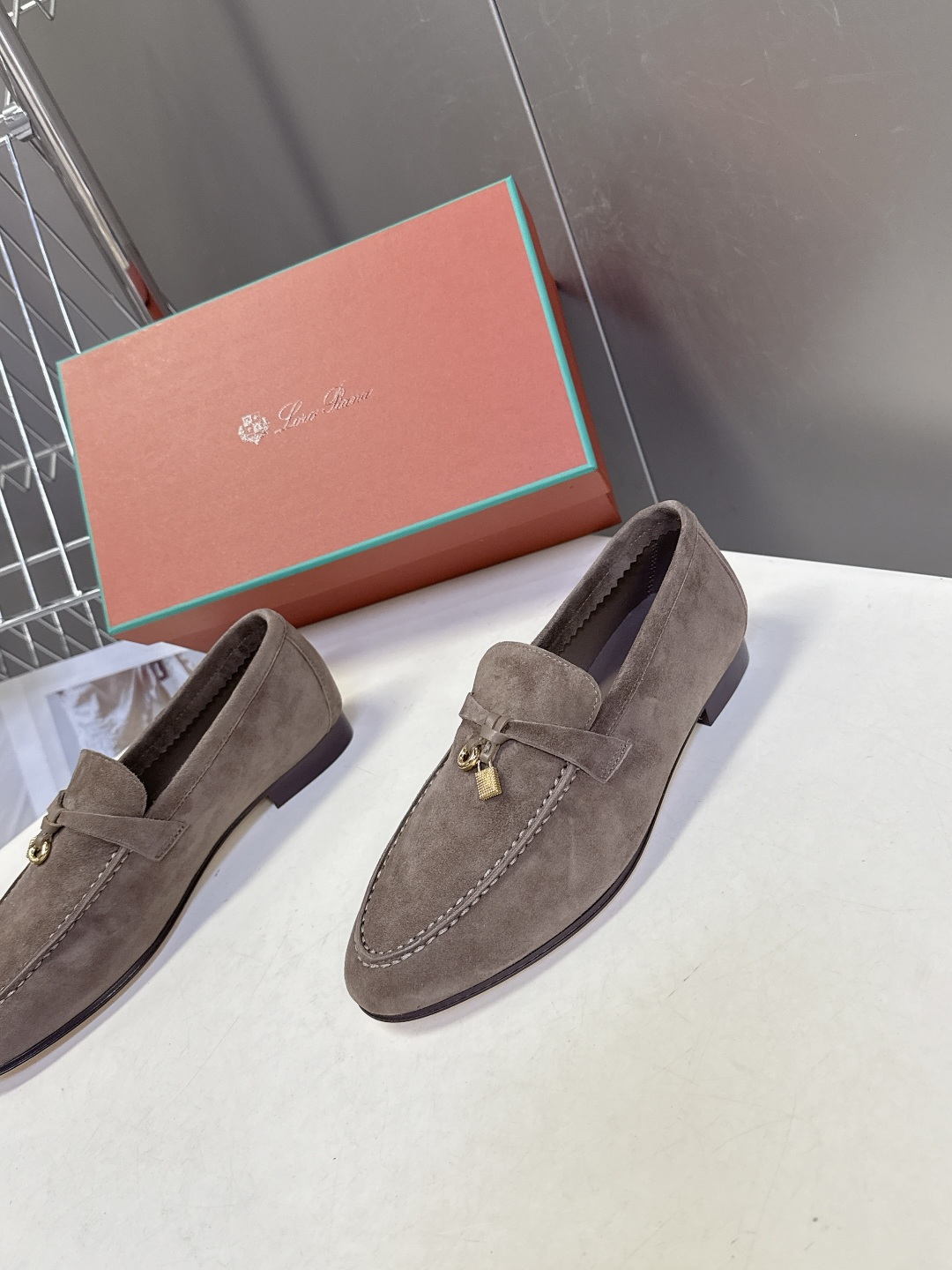 男款+10 Loropiana经典情侣款高丝光乐福皮鞋LP一直是以好穿舒适为主的设计风格 这几年老钱风穿