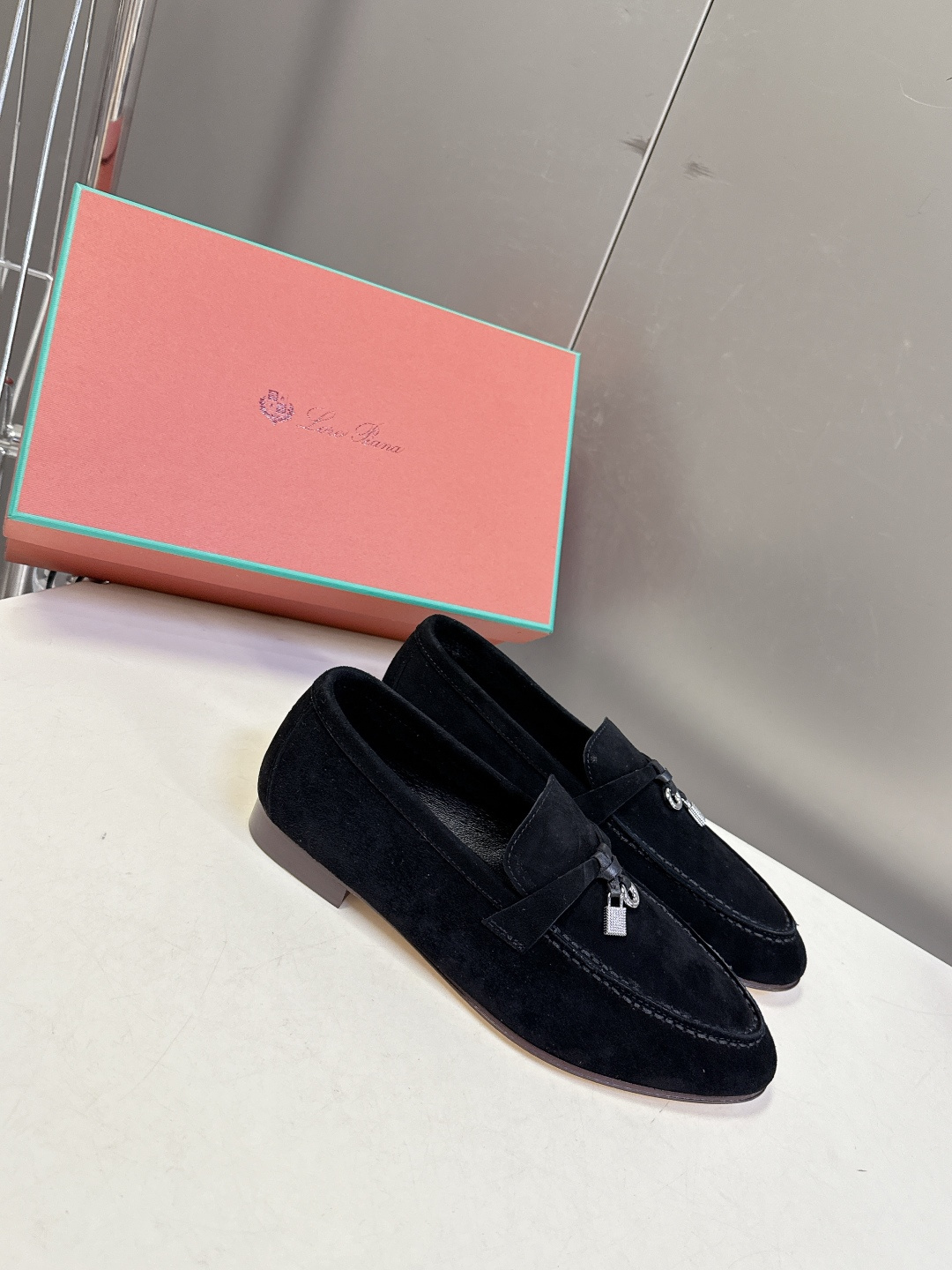 男款+10 Loropiana经典情侣款高丝光乐福皮鞋LP一直是以好穿舒适为主的设计风格 这几年老钱风穿