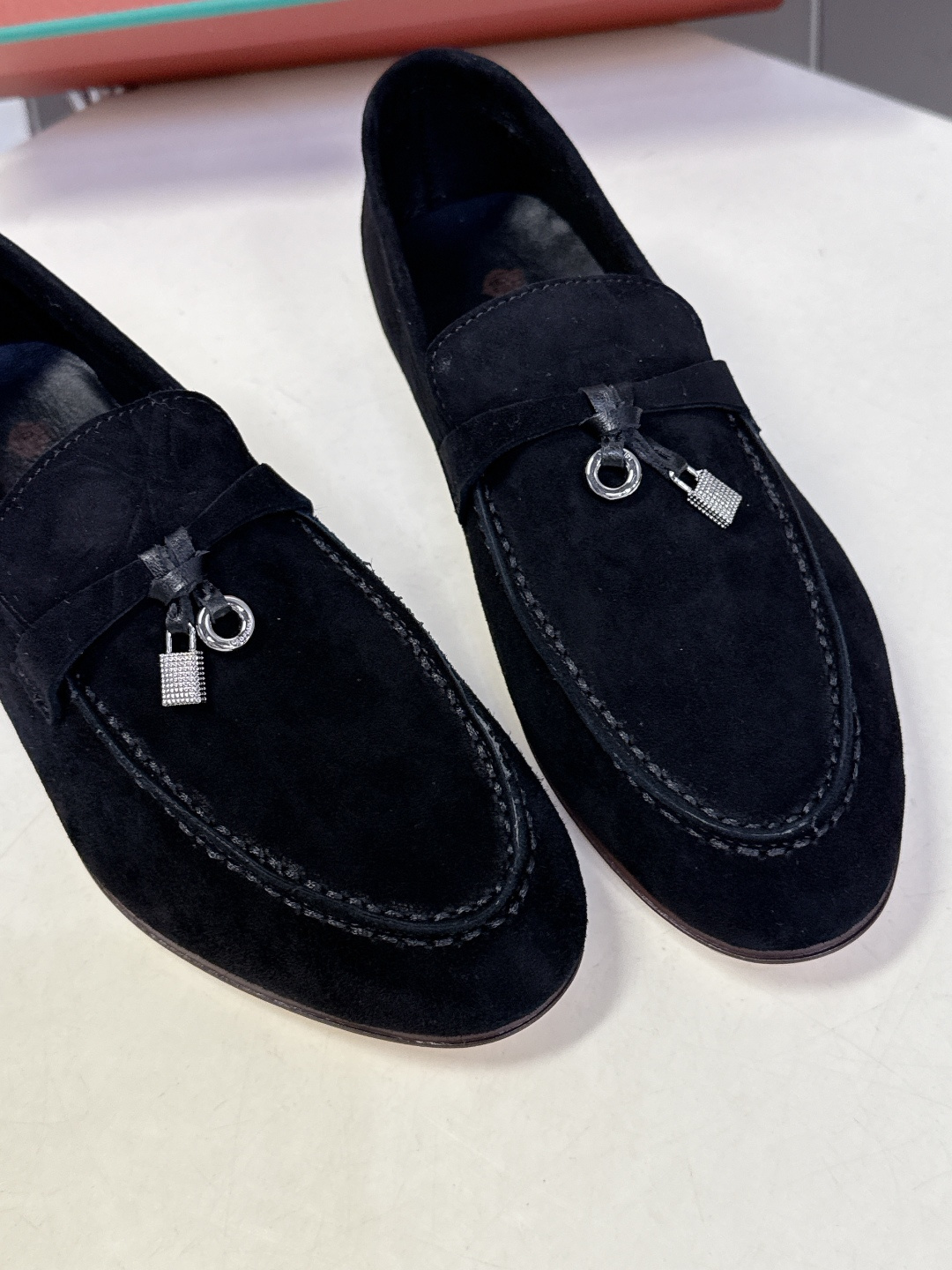 男款+10 Loropiana经典情侣款高丝光乐福皮鞋LP一直是以好穿舒适为主的设计风格 这几年老钱风穿