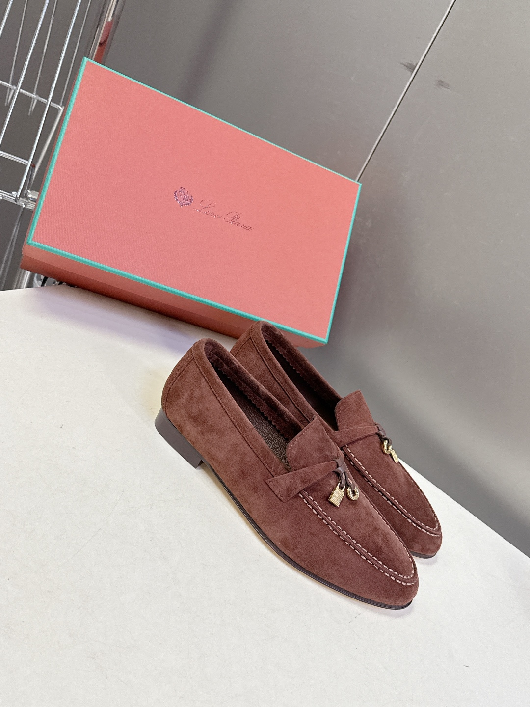 男款+10 Loropiana经典情侣款高丝光乐福皮鞋LP一直是以好穿舒适为主的设计风格 这几年老钱风穿