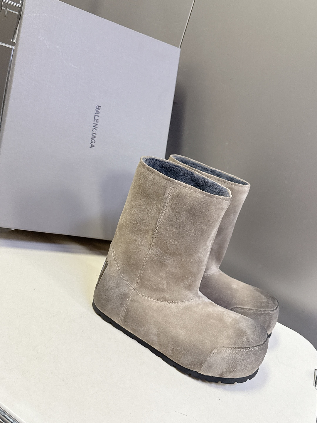 Balenciaga 男装 20 巴黎世家Balenciaga秋冬最新款滑雪鞋 雪地靴 超多明星 种草 购入开发 细节 麂皮靴直接把秋冬氛围感拉满 卡其麂皮质感软糯