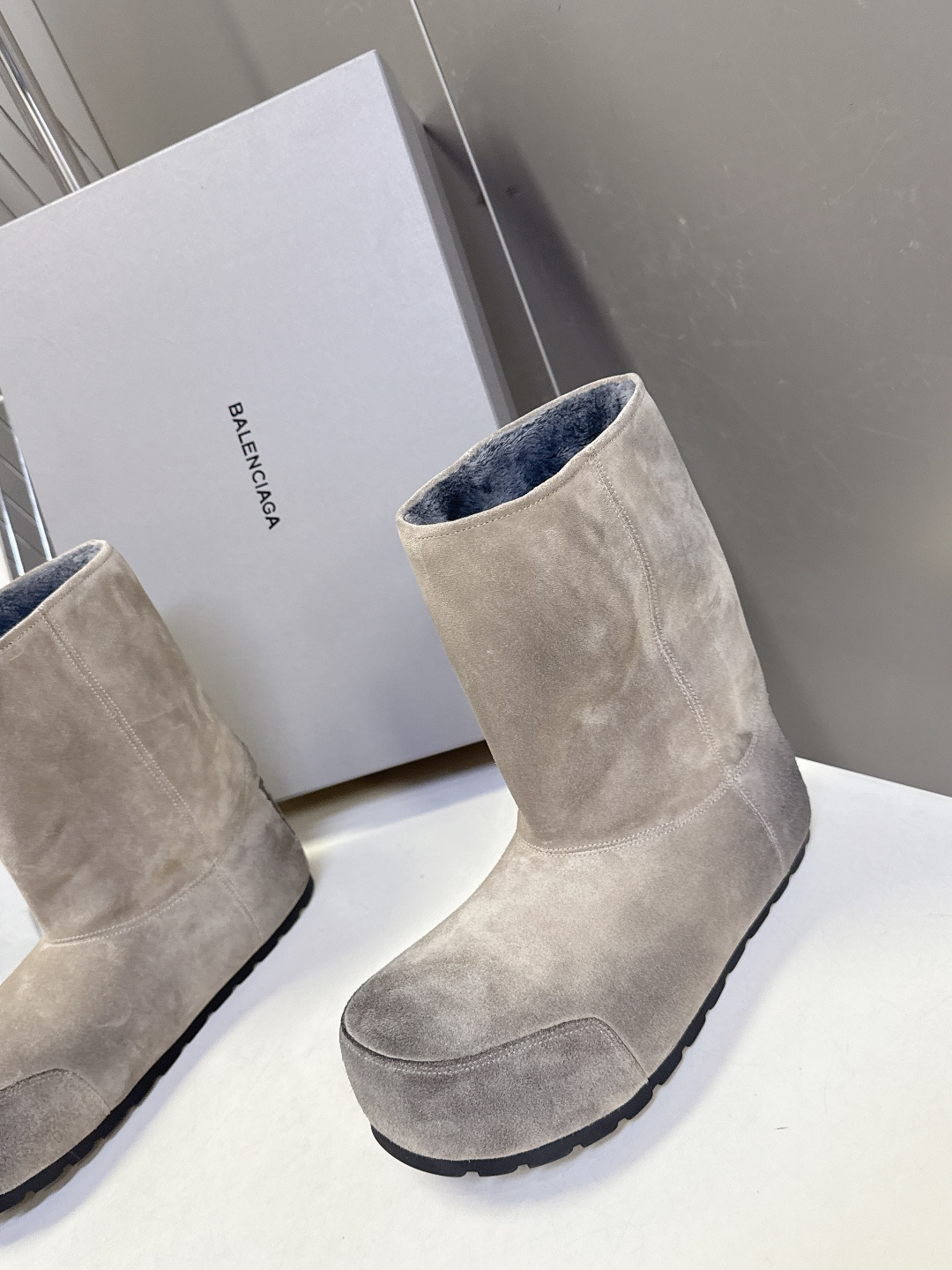 Balenciaga 男装 20 巴黎世家Balenciaga秋冬最新款滑雪鞋 雪地靴 超多明星 种草 购入开发 细节 麂皮靴直接把秋冬氛围感拉满 卡其麂皮质感软糯