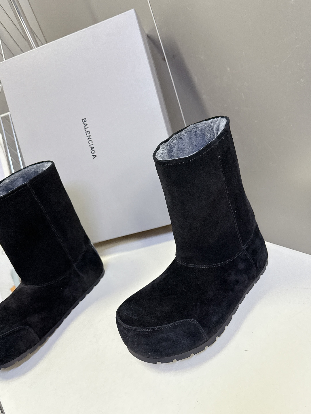 Balenciaga 男装 20 巴黎世家Balenciaga秋冬最新款滑雪鞋 雪地靴 超多明星 种草 购入开发 细节 麂皮靴直接把秋冬氛围感拉满 卡其麂皮质感软糯
