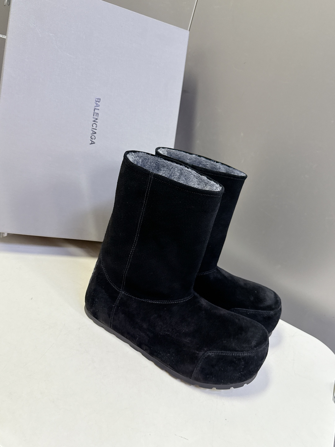 Balenciaga 男装 20 巴黎世家Balenciaga秋冬最新款滑雪鞋 雪地靴 超多明星 种草 购入开发 细节 麂皮靴直接把秋冬氛围感拉满 卡其麂皮质感软糯